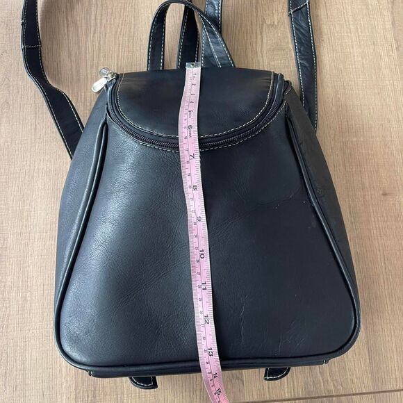 Vintage Piel Black leather backpack with a zipper closure and silver hardware - Picture 5 of 7